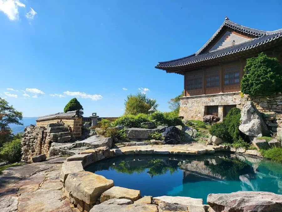 고즈넉한 산속에 있는 한옥 단독주택_7.webp