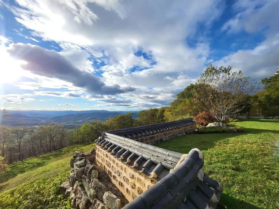 고즈넉한 산속에 있는 한옥 단독주택_9.webp