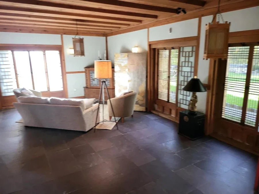 고즈넉한 산속에 있는 한옥 단독주택_12.webp