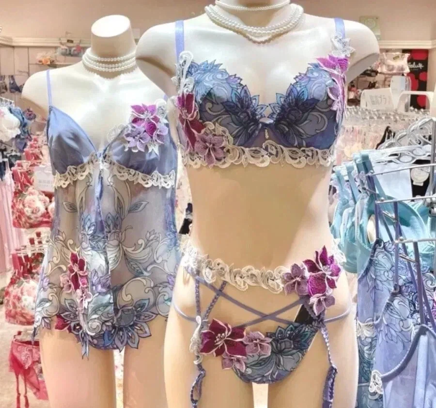 ??:아 촌스럽게 무슨 꽃무늬 레이스 속옷이야._1.webp