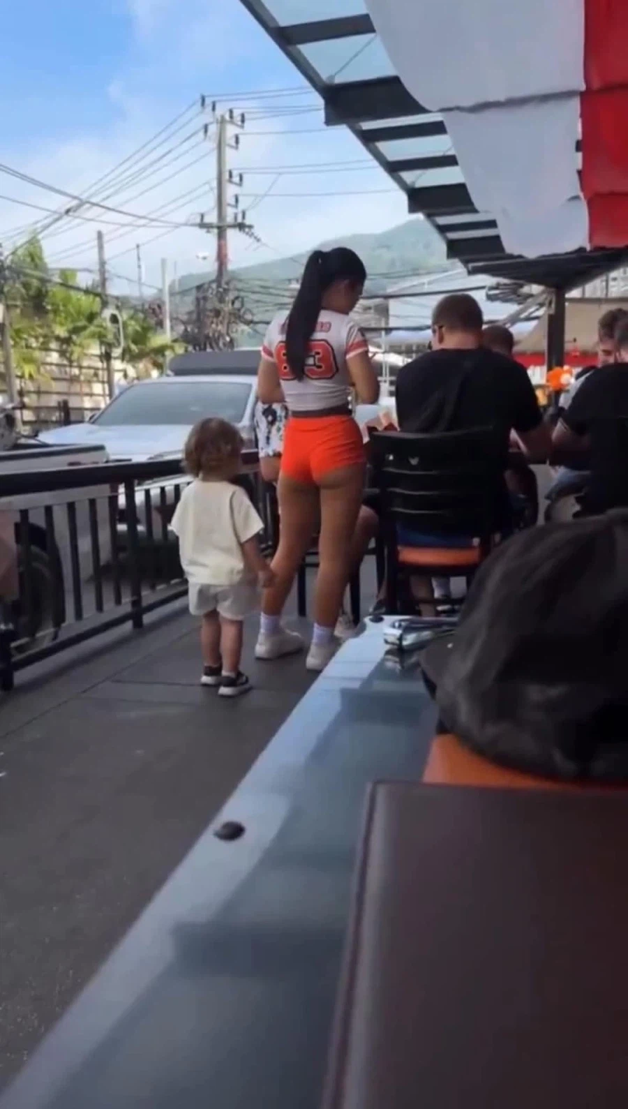 종업원 엉만튀 하는 꼬맹이_1.webp