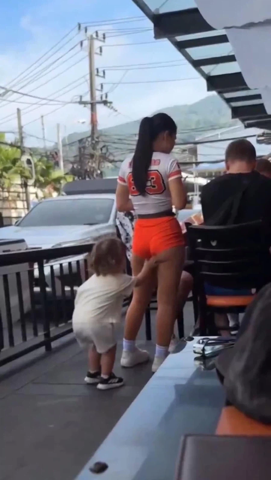 종업원 엉만튀 하는 꼬맹이_2.webp