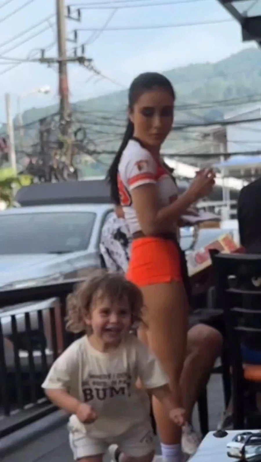 종업원 엉만튀 하는 꼬맹이_3.webp