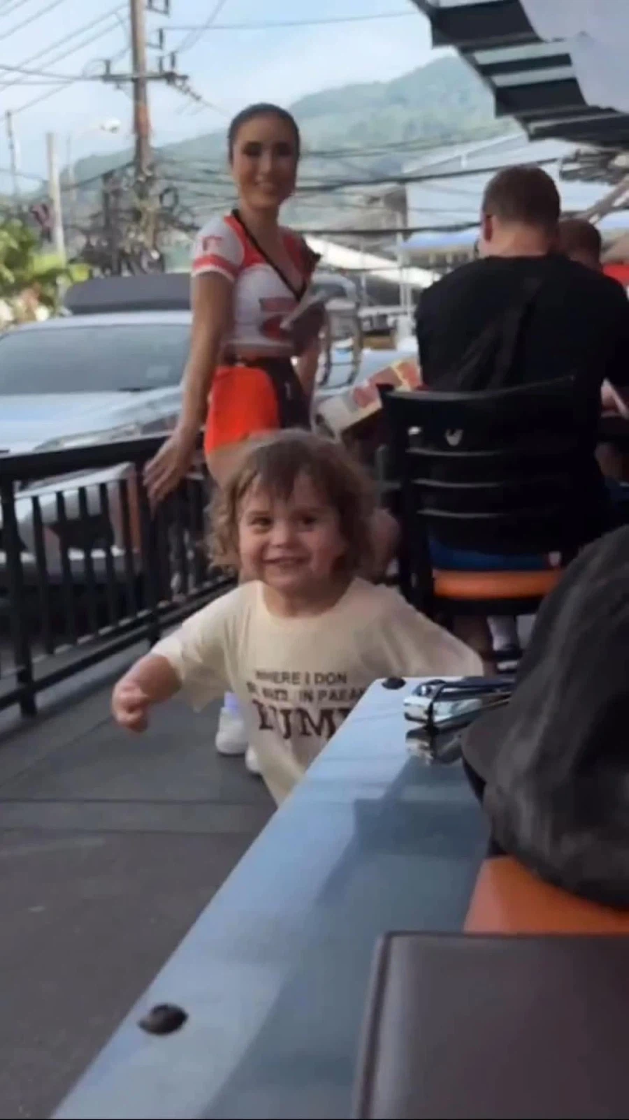 종업원 엉만튀 하는 꼬맹이_4.webp