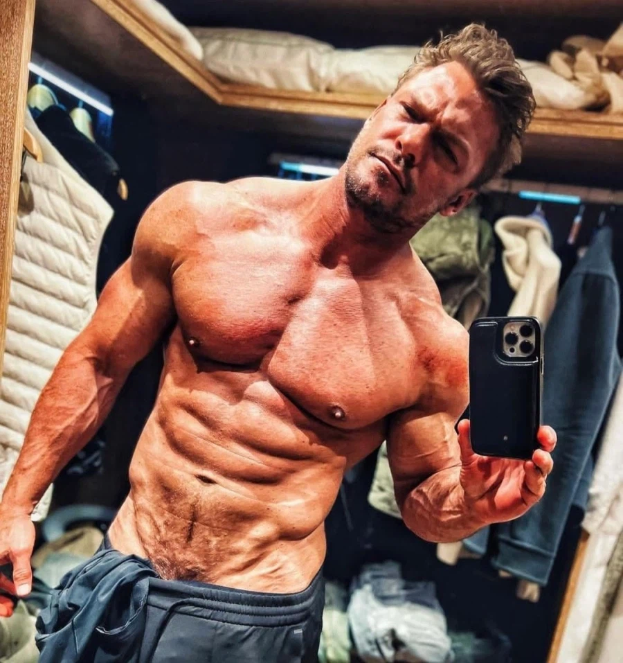 흔한 40대 배우의 몸매_3.webp