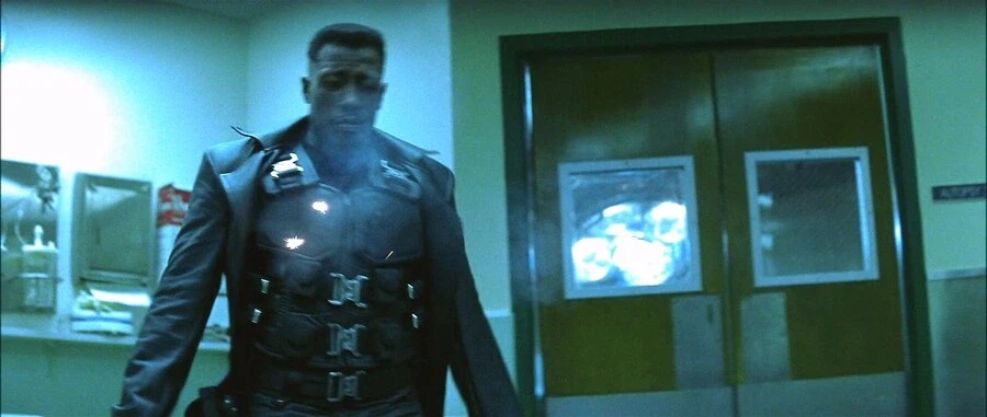 영화 블레이드에서 은근 웃긴 장면.jpg_5.webp