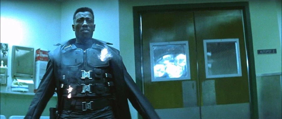 영화 블레이드에서 은근 웃긴 장면.jpg_6.webp