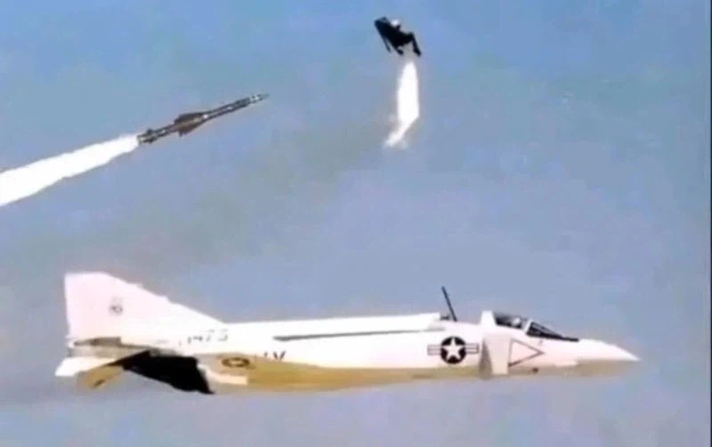 열추적 미사일이 다가와서 파일럿을 버린_1.webp