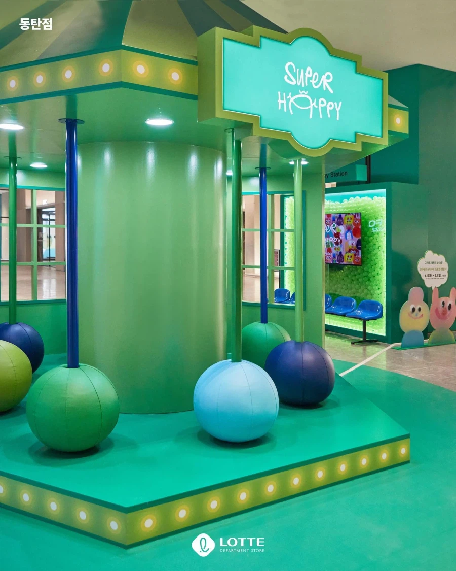 공포게임 같다는 롯데백화점 조형물_3.webp