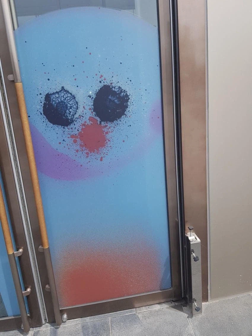 공포게임 같다는 롯데백화점 조형물_7.webp