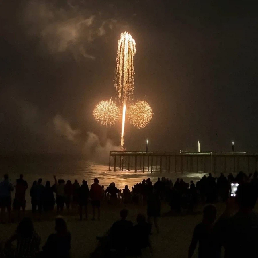 하늘에서 저런 게 터져도 되나;;_1.webp