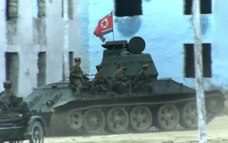 ???: 땅크 운전자 동무 너무 느려터졌디비.. 날레날레 달리라우_1.webp