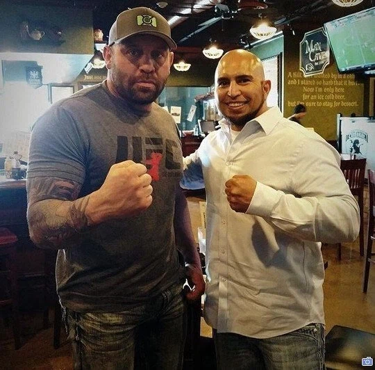 UFC 전헤비급 챔피언 쉐인카윈 주먹크기 짤_1.webp