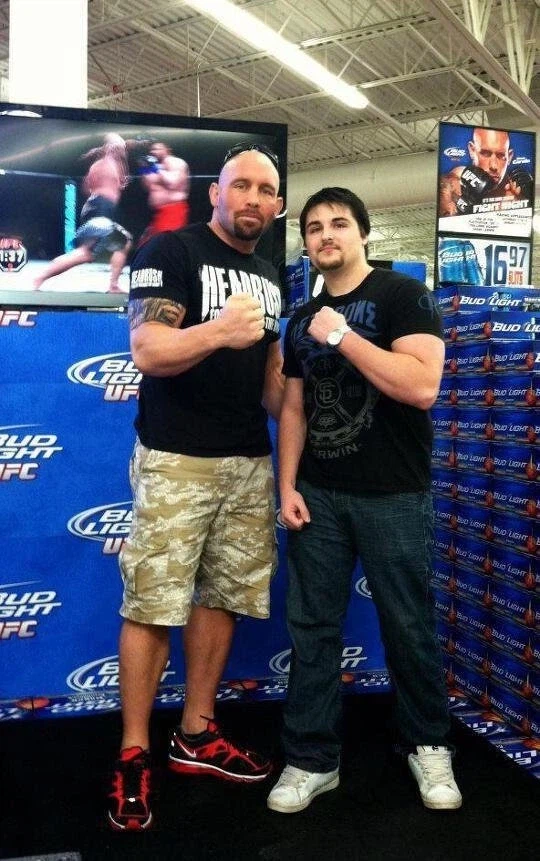 UFC 전헤비급 챔피언 쉐인카윈 주먹크기 짤_2.webp