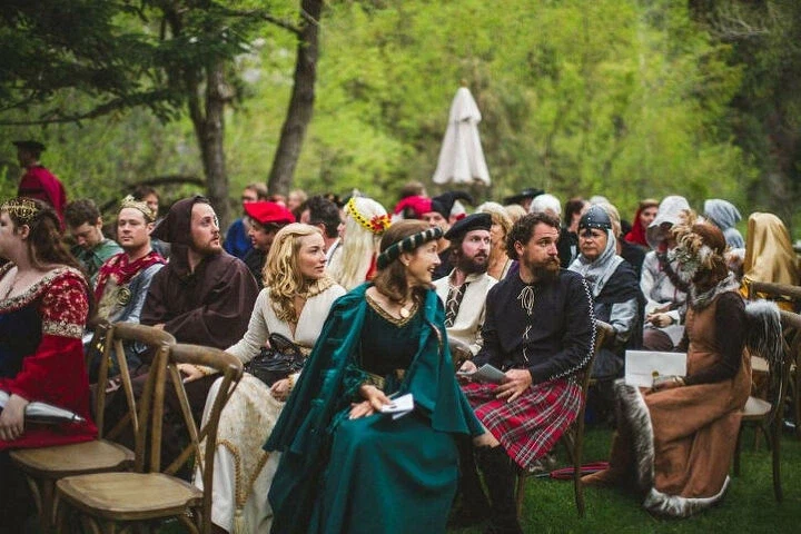 결혼식 하객들 복장 좋네 ㅎㅎ_1.webp