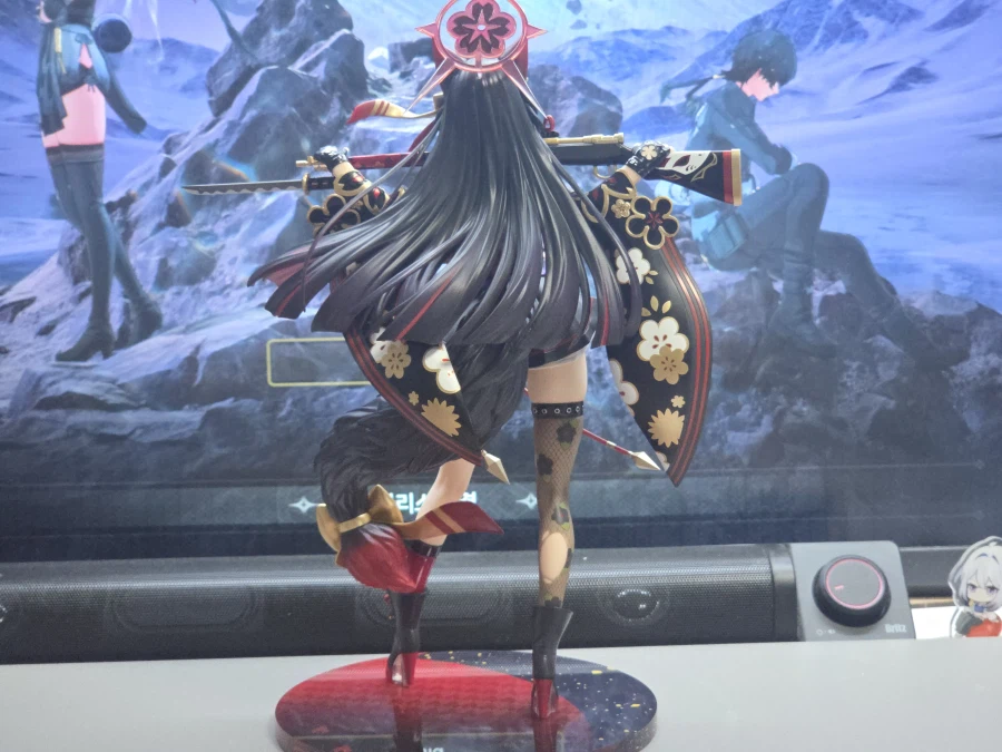 여우같은 년들 피규어 뜯었다_6.webp