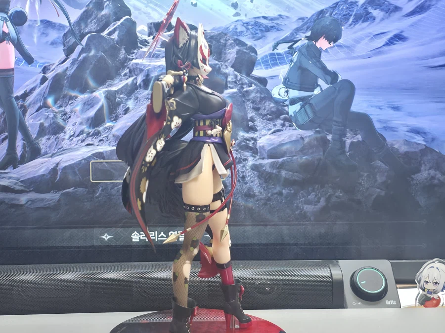 여우같은 년들 피규어 뜯었다_7.webp