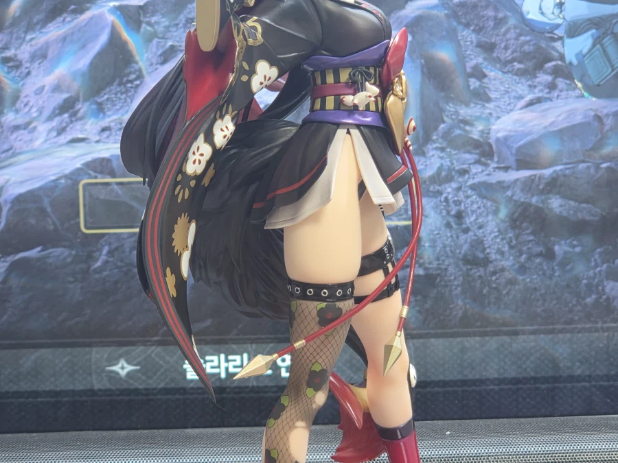 여우같은 년들 피규어 뜯었다_8.webp