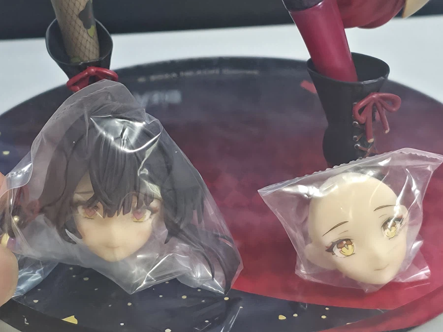 여우같은 년들 피규어 뜯었다_11.webp