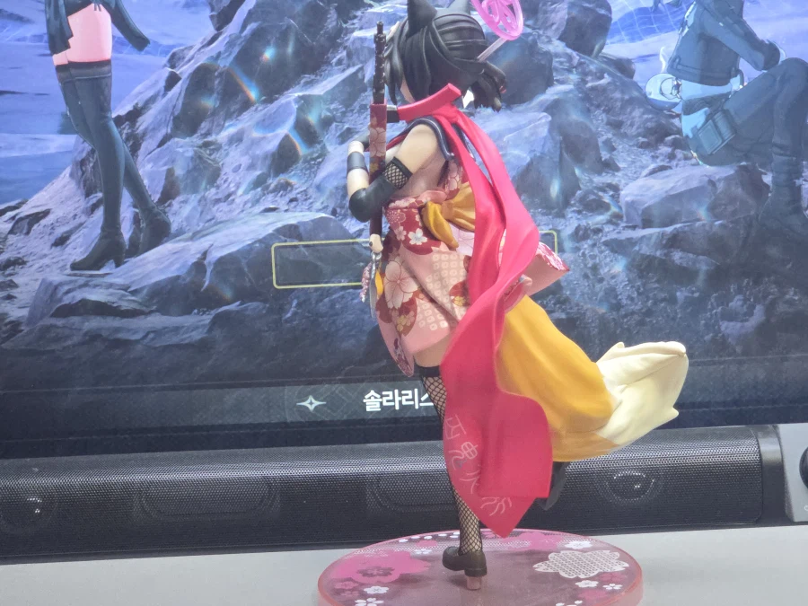 여우같은 년들 피규어 뜯었다_13.webp