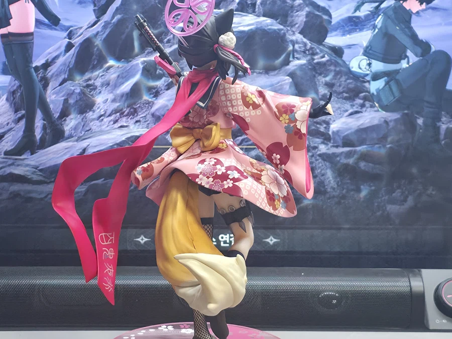 여우같은 년들 피규어 뜯었다_14.webp