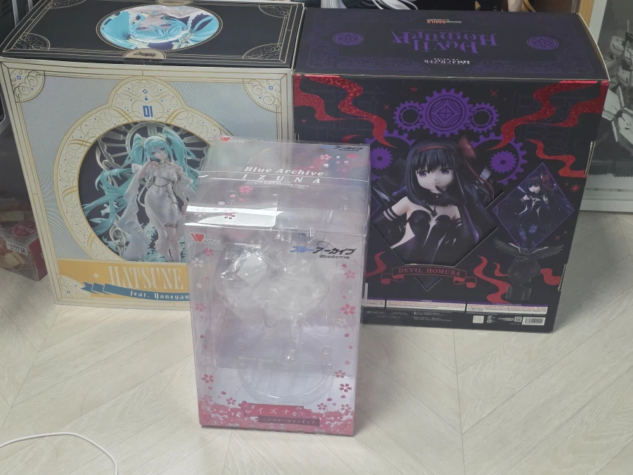 여우같은 년들 피규어 뜯었다_22.webp