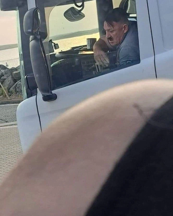 중동 전쟁 때문에 오른 기름값을 보는 트럭기사.jpg_1.webp