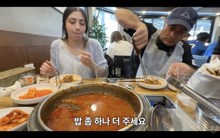 감자탕 다 먹고 볶음밥은 안먹겠다던 이탈리아 장인어른.jpg_1.webp