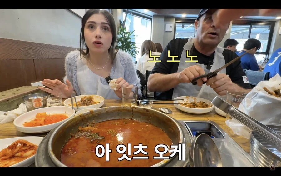 감자탕 다 먹고 볶음밥은 안먹겠다던 이탈리아 장인어른.jpg_5.webp
