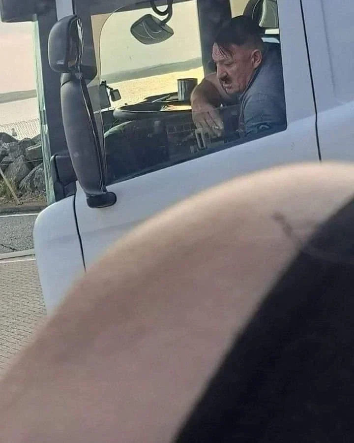 중동 전쟁 때문에 오른 기름값을 보는 트럭기사_1.webp