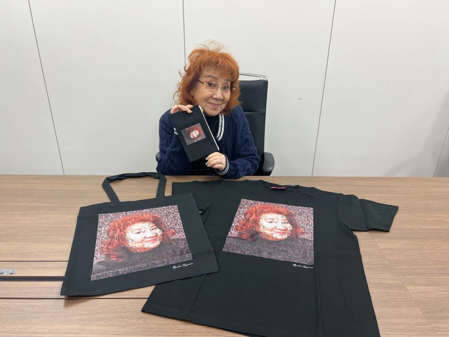 90이 다 되가는 할머니 얼굴이 박힌 티셔츠랑 쇼핑백을 누가 사겠어_1.webp