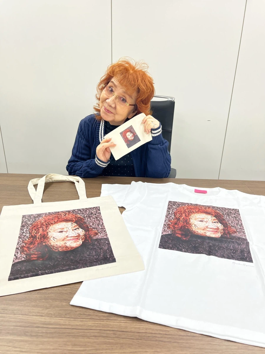 90이 다 되가는 할머니 얼굴이 박힌 티셔츠랑 쇼핑백을 누가 사겠어_2.webp