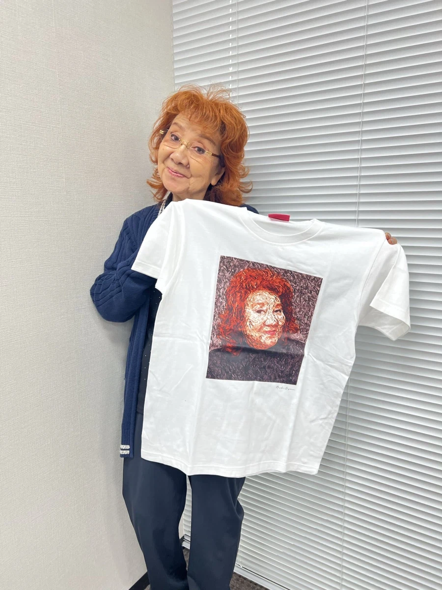 90이 다 되가는 할머니 얼굴이 박힌 티셔츠랑 쇼핑백을 누가 사겠어_3.webp