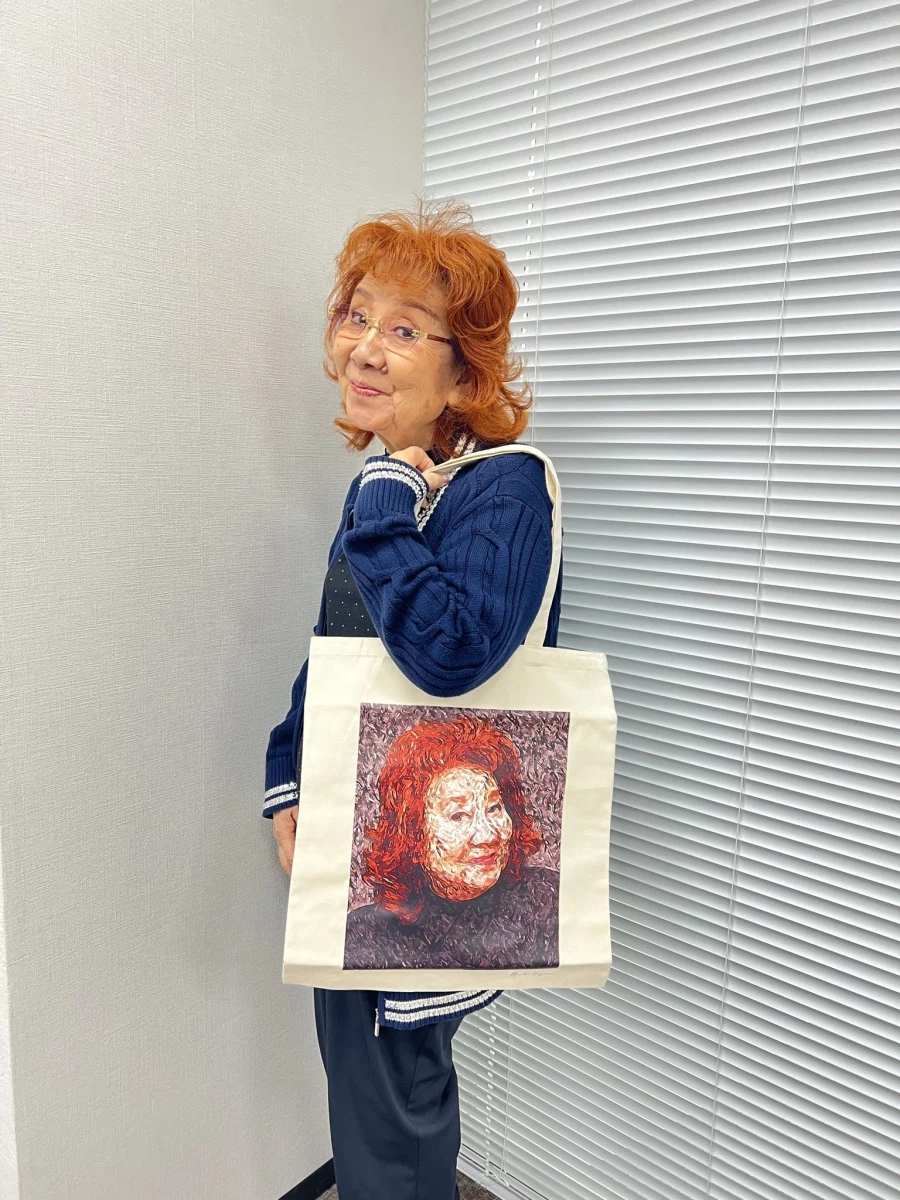 90이 다 되가는 할머니 얼굴이 박힌 티셔츠랑 쇼핑백을 누가 사겠어_4.webp