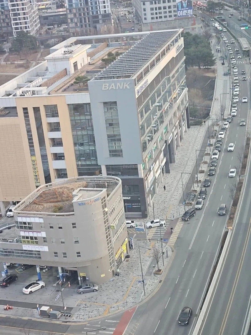 싱글벙글 1752원 주유소 앞.jpg_1.webp