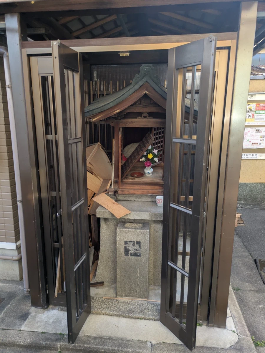 일본 관광지역에서 파괴된 지장보살상_1.webp