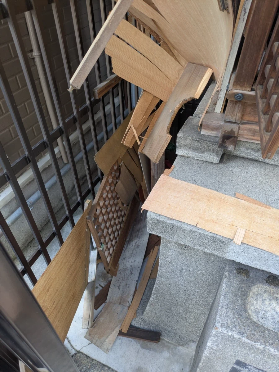 일본 관광지역에서 파괴된 지장보살상_2.webp