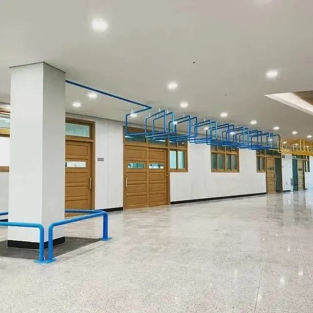 어느 중학교 복도에 설치된 철봉과 예상되는 시나리오.jpg_3.webp