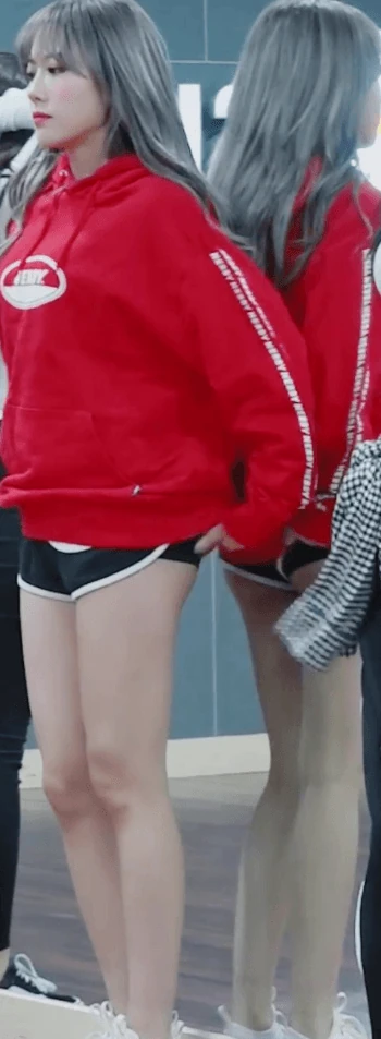 호불호 갈리는 바지 gif_1.webp