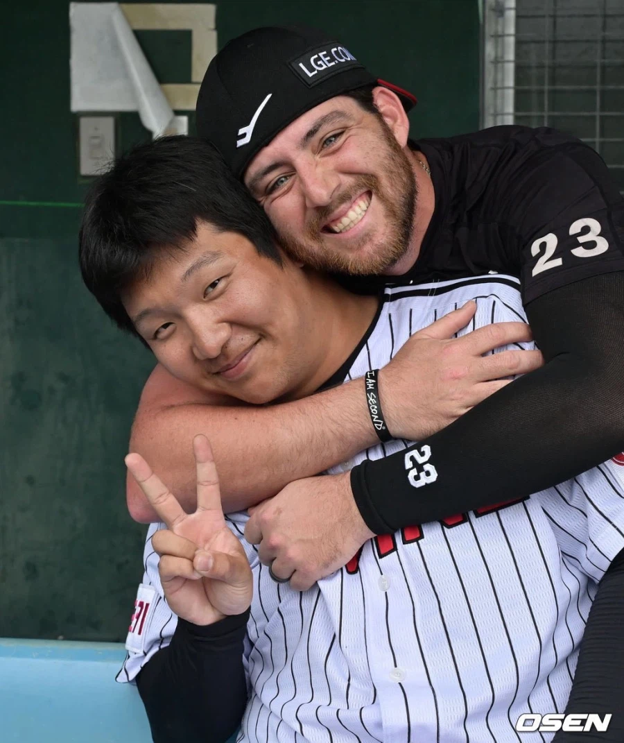 같은팀 문보경을 진짜 동생처럼 아끼는 LG 용병 오스틴.JPG_4.webp
