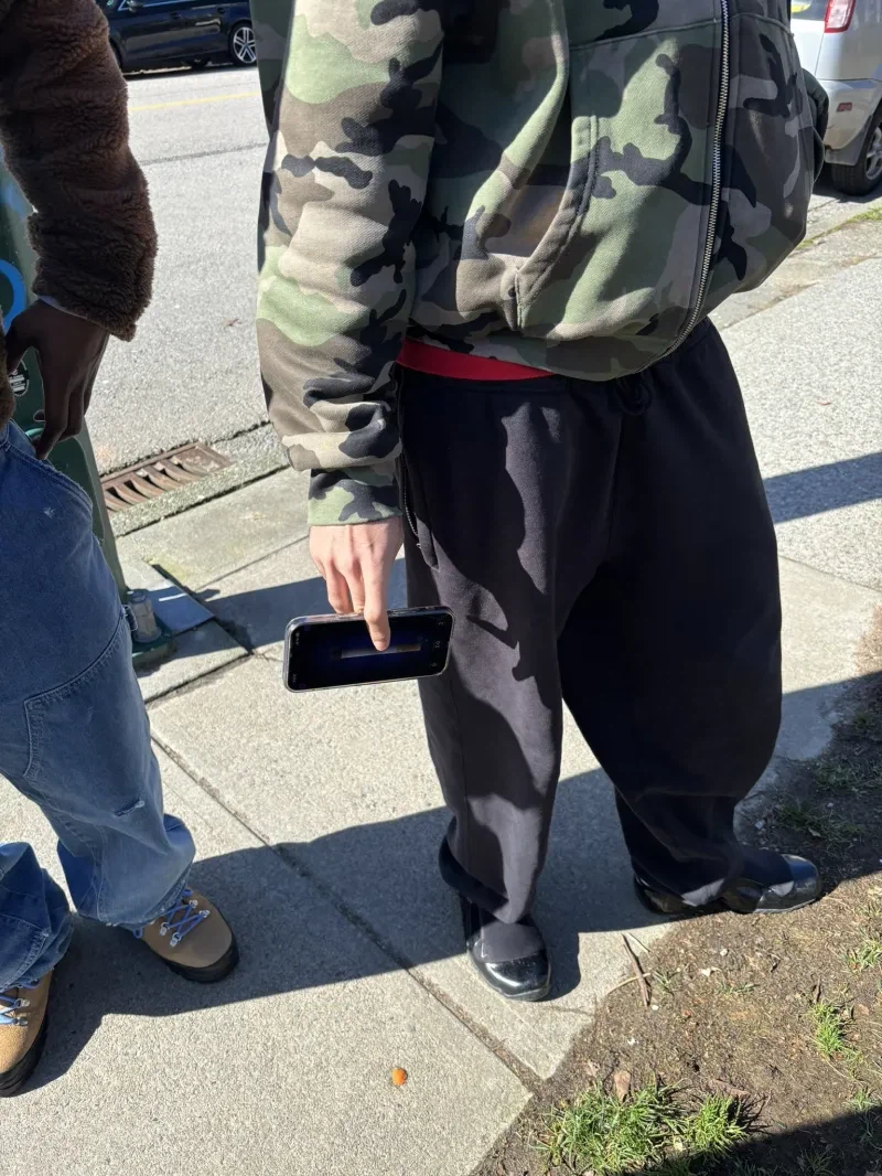 길가에서 전담피우기_1.webp