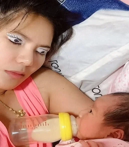 아기 밥주다 잠들어버린 엄마_1.webp