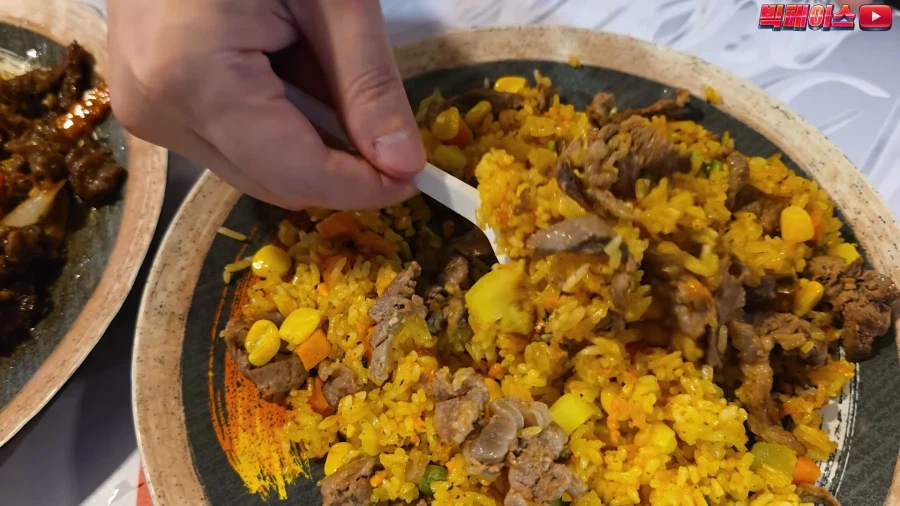 외국 식당이라서 브레이크 없이 리뷰하는 유튜버.jpg_21.webp