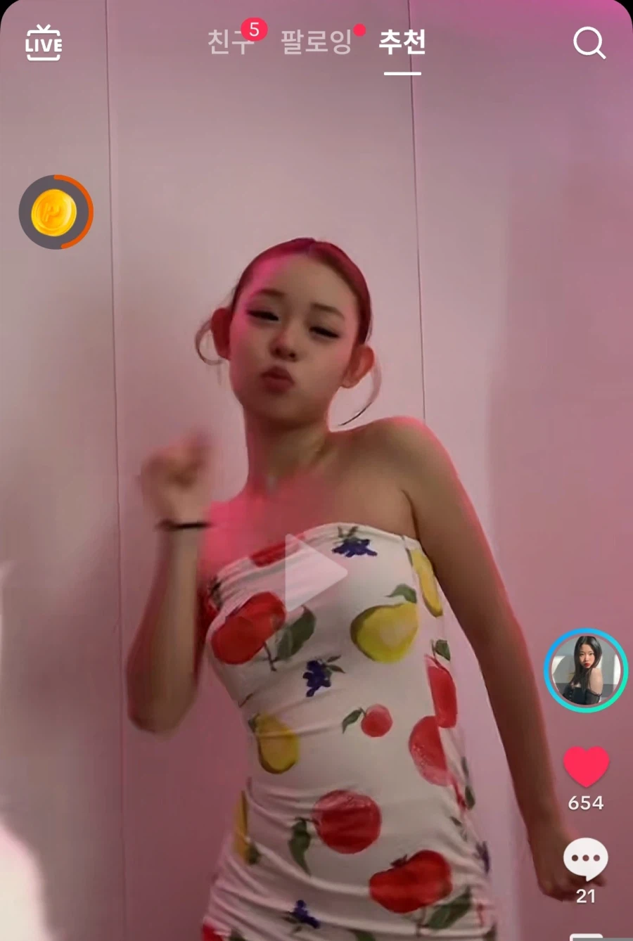 틱톡) 가슴골이 실종되버린 틱톡._1.webp