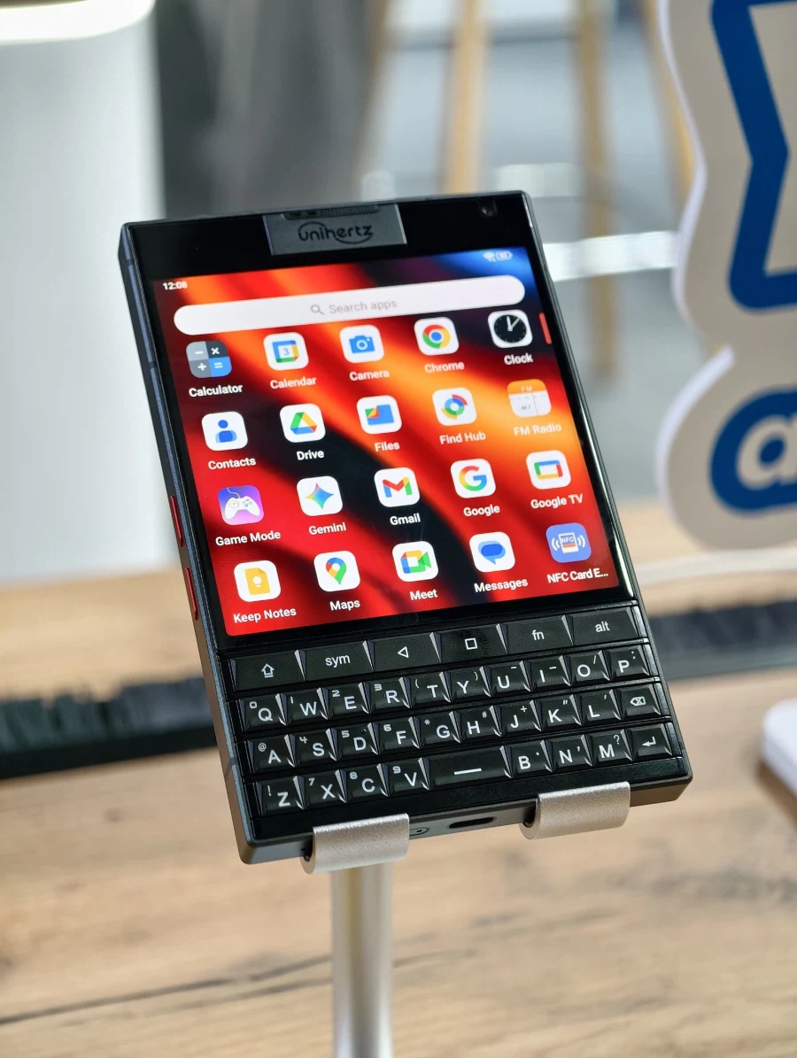 2026 MWC에서 출시된 쿼티자판 스마트폰_2.webp