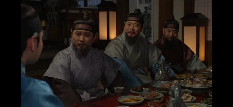 조정의 대신들과 친목을 다지는 충녕이 불안한 황희_5.webp