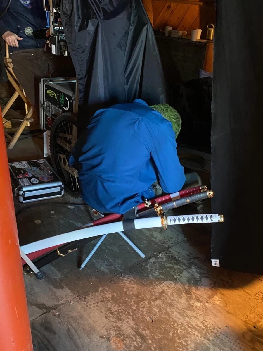 원피스 실사판 조로의 촬영장 뒷편 모습.jpg_2.webp