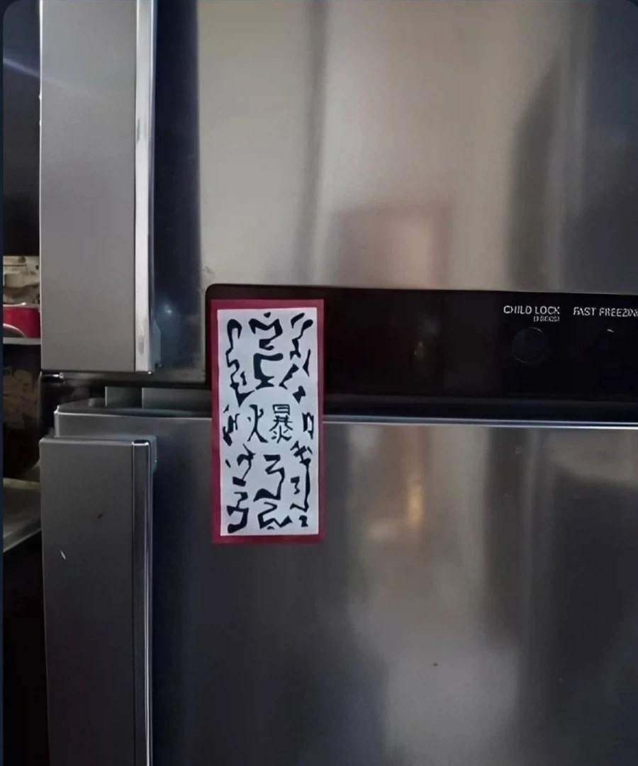 냉장고에 붙어있는거 뭐냐?_1.webp