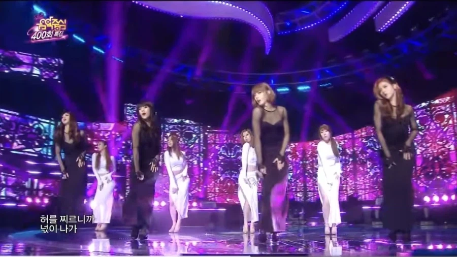 젊고 잘생기고 마른 남자가 전문가의 손길을 받아 여장.JPG_2.webp