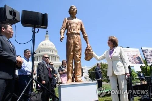 최초로 미 하원에 건립된 중국인 동상_1.webp